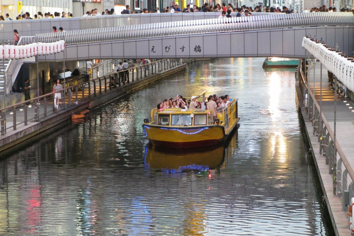 เรือล่องคลองโดทงโบริลอดใต้สะพาน