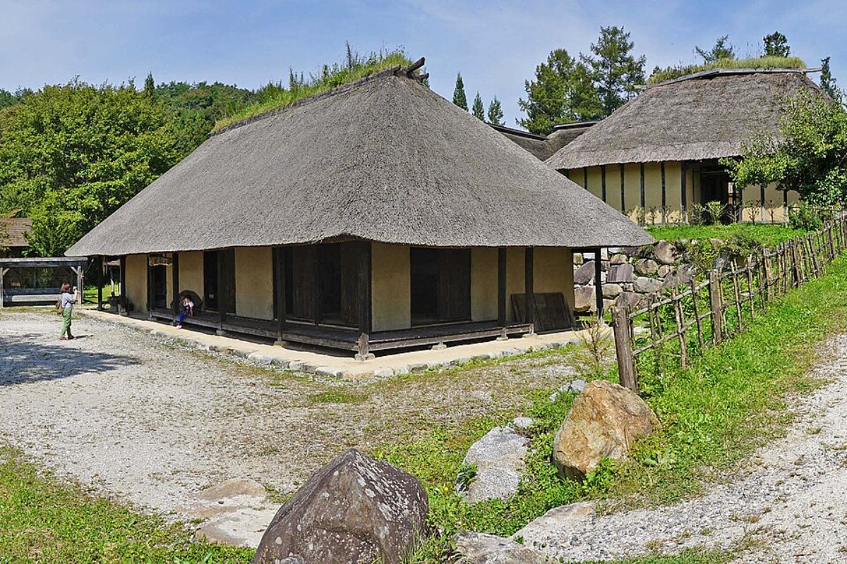 ทางเดินและบ้านเก่าในหมู่บ้าน