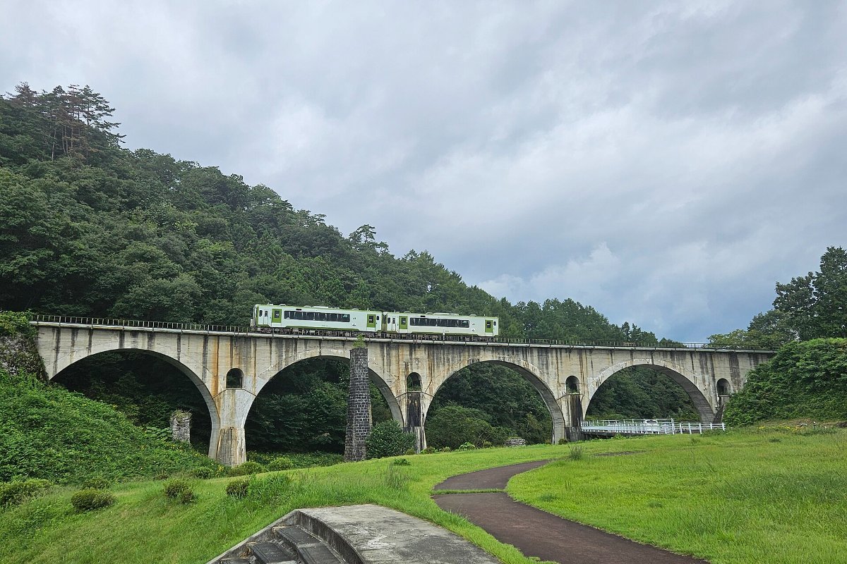 สะพานรถไฟโค้ง 5 ช่วงที่มิยาโมริ เมืองโทโนะ