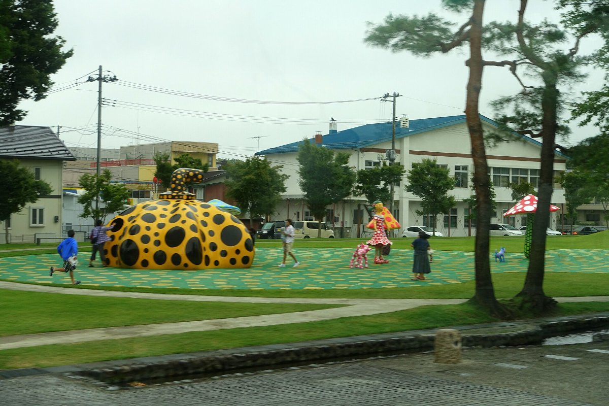 ผลงานศิลปะกลางแจ้งในลานศิลปะตรงข้ามพิพิธภัณฑ์