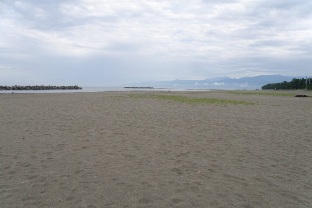 ชายหาดโทยามะ｜3 หาดหน้าร้อน วิวเทือกเขาทาเตยามะ