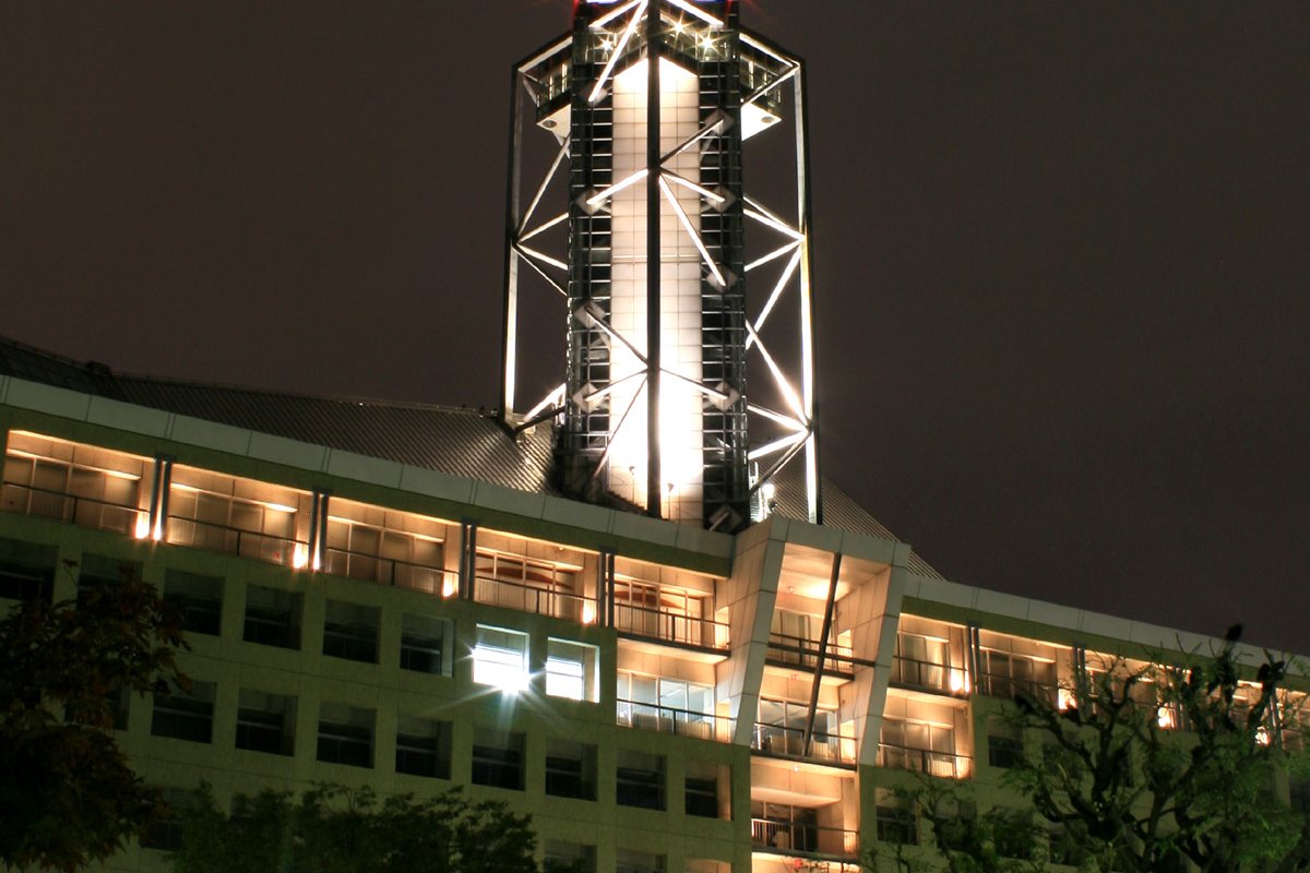 หอชมวิวศาลาว่าการเมืองโทยามะตอนกลางคืน