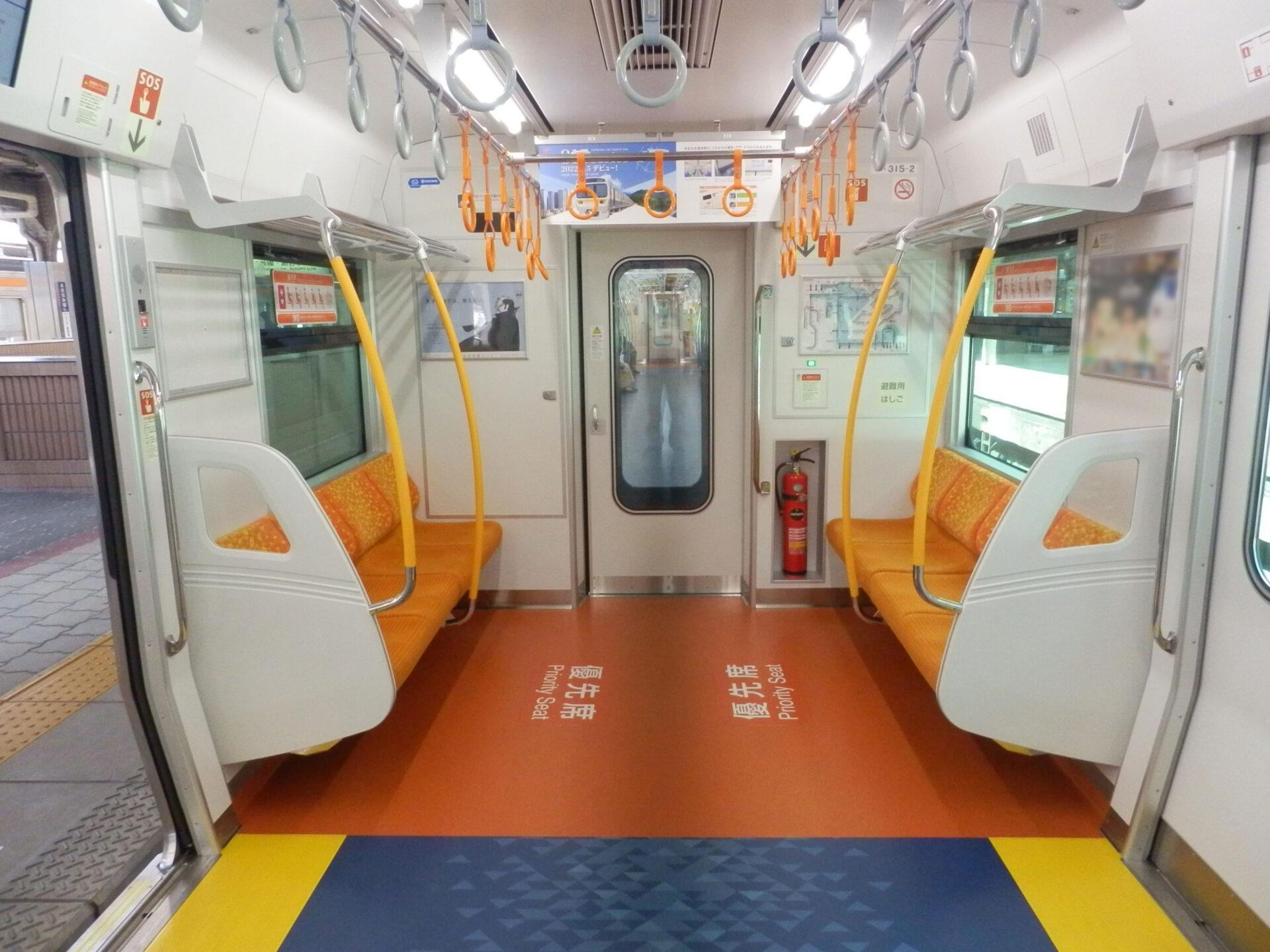 ที่นั่งพิเศษสีส้มและป้าย Priority Seat ภายในรถไฟ JR Central รุ่น 315
