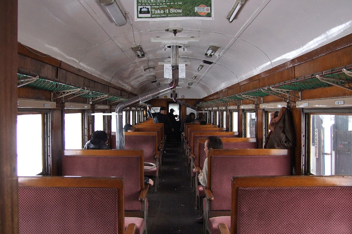 ภายในตู้รถไฟเตาถ่านที่มีเตาตั้งกลางตู้