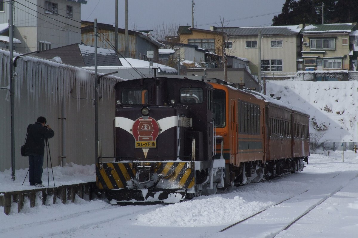 รถไฟเตาถ่านสึการุจอดที่สถานีช่วงหิมะตก