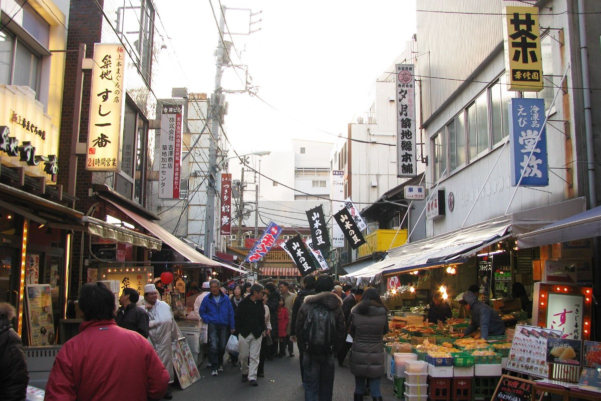 ตลาดนอกสึกิจิ สวนฮามะริคิว เรือจากท่าฮิโนเดะ และยูริคาโมเมะข้ามเรนโบว์บริดจ์