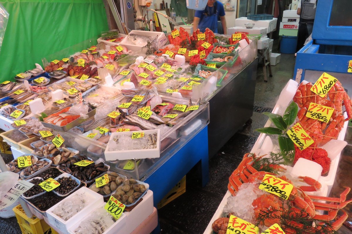 แผงอาหารทะเลในตลาดนอกสึกิจิ