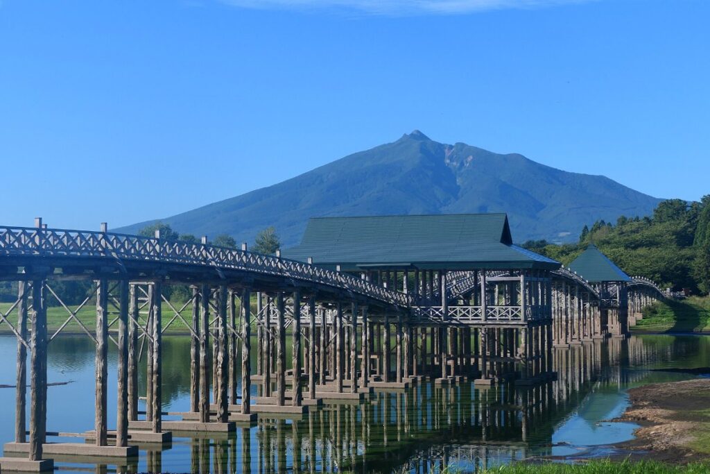สะพานไม้สึรุโนะไมฮาชิกับภูเขาอิวากิ