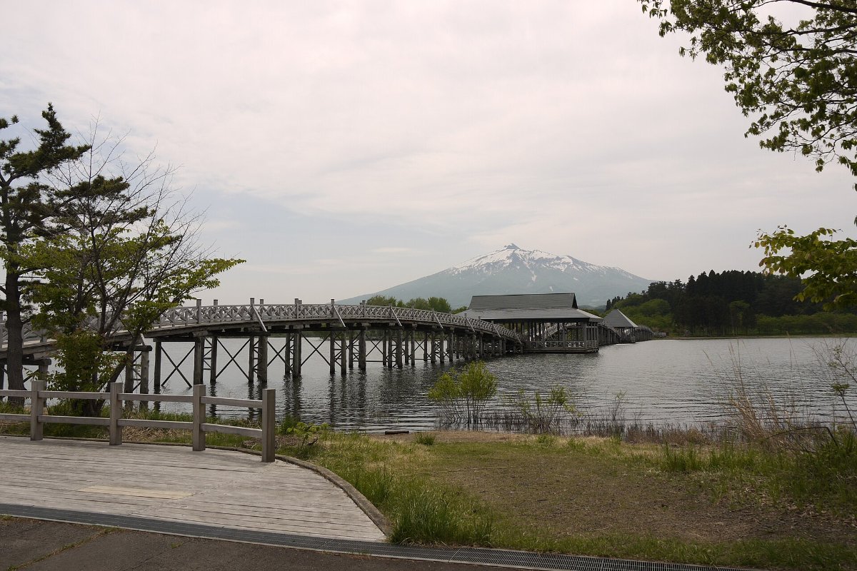 ภูเขาอิวากิและสะพานสึรุโนะไมฮาชิริมทะเลสาบ