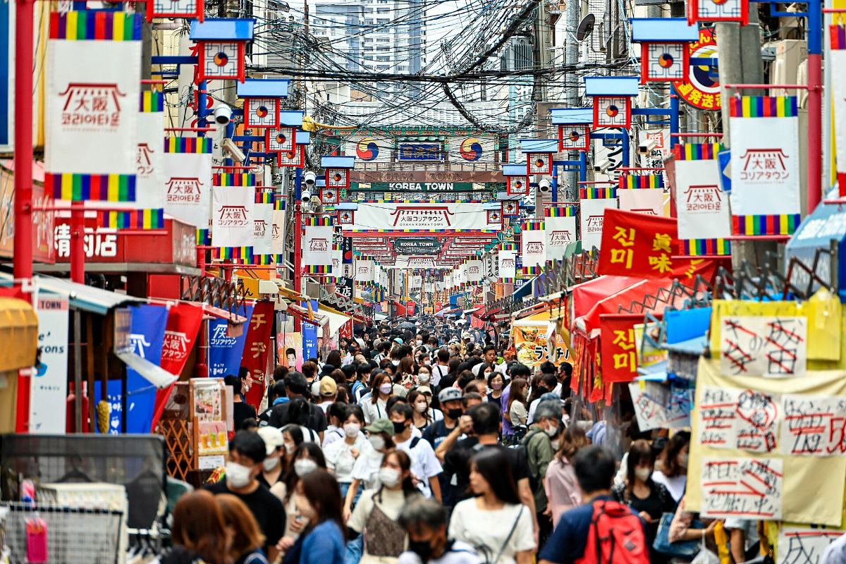 ถนนในโคเรียทาวน์โอซาก้าที่คึกคักด้วยผู้คน