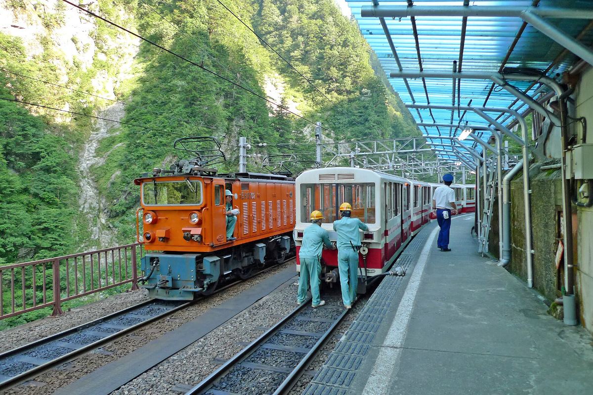 สถานีเคยากิไดระปลายทางรถไฟรางแคบกลางหุบเขาคุโรเบะ