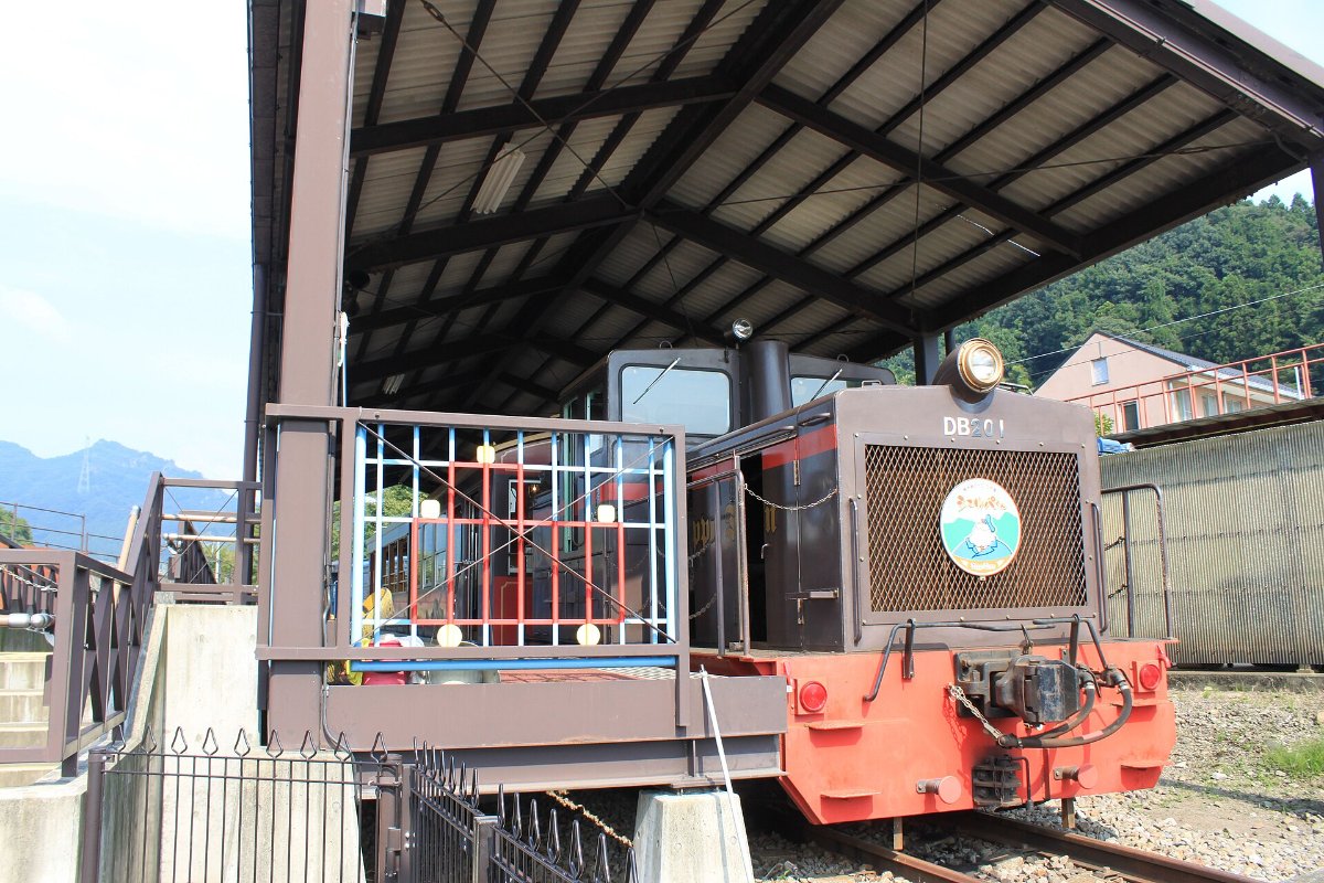รถไฟจำลองขนาดเล็กในสวน