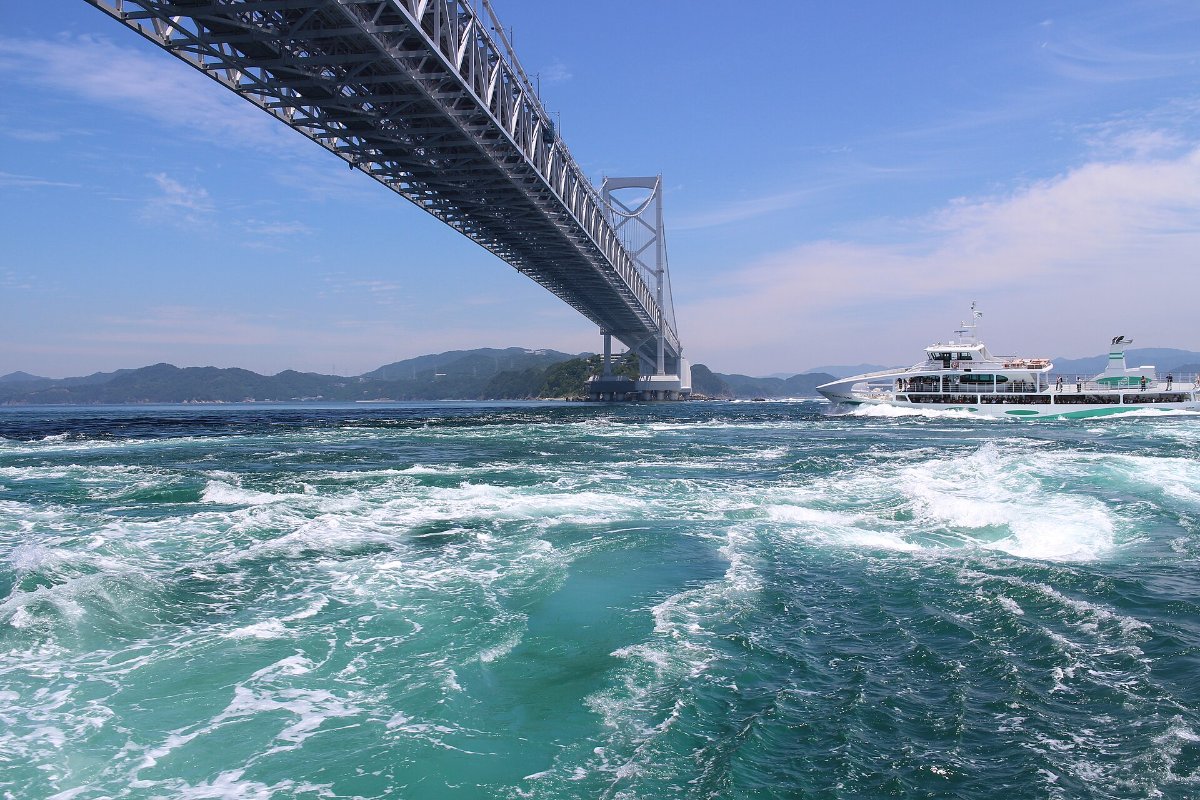 เรือชมน้ำวนแล่นใต้สะพานโอนารูโตะ