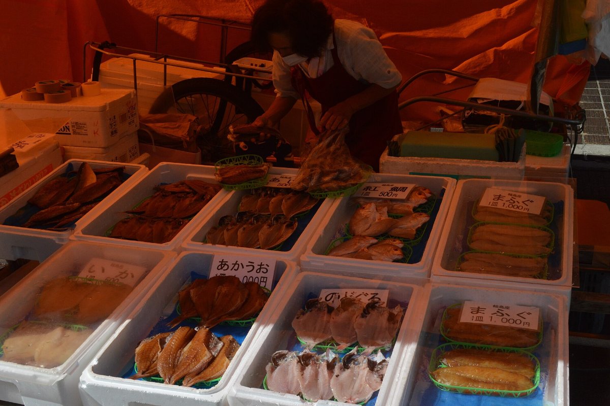 ปลาแห้งและของทะเลแปรรูปแบบที่ขายในตลาดเช้าวาจิมะ