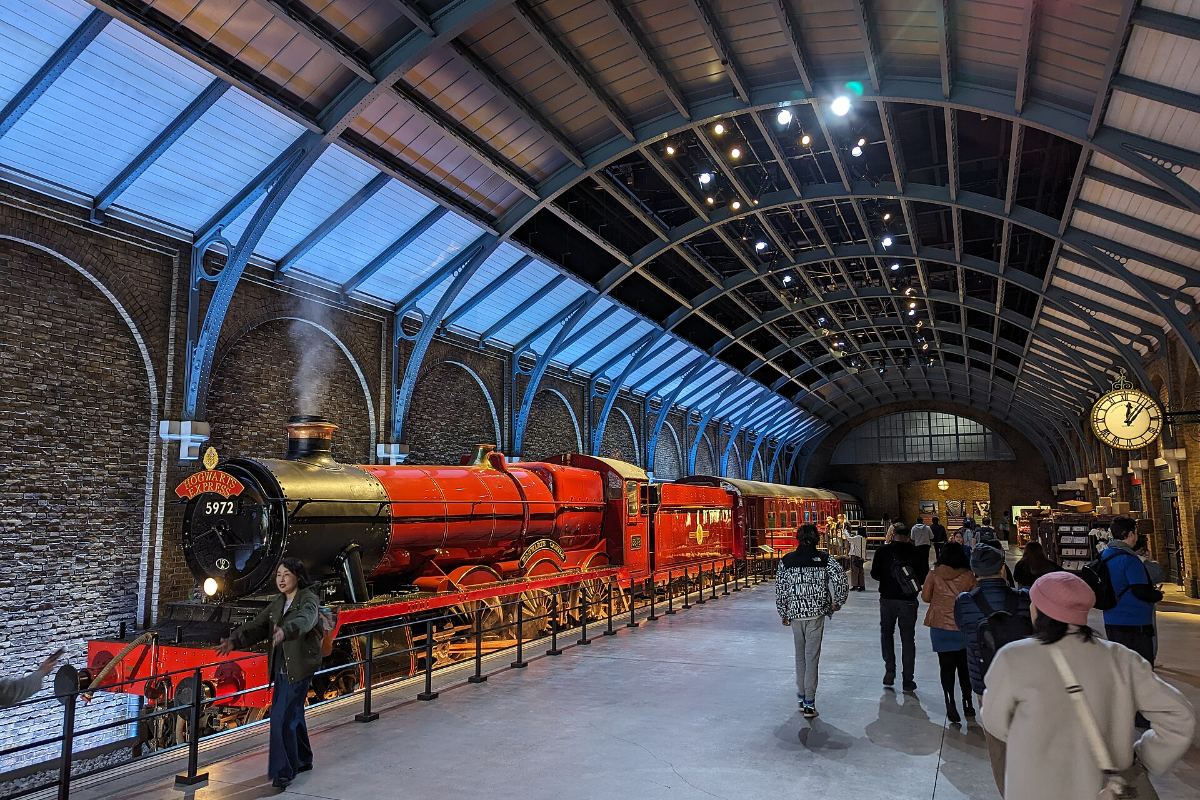 ชานชาลาและรถไฟฮอกวอตส์เอกซ์เพรสในสตูดิโอทัวร์โตเกียว