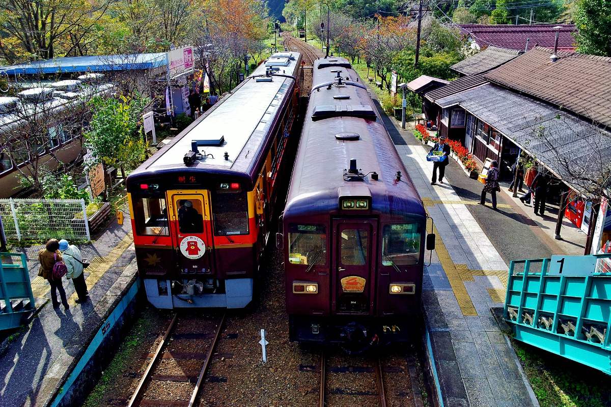 รถไฟจอดที่สถานีพร้อมผู้โดยสาร