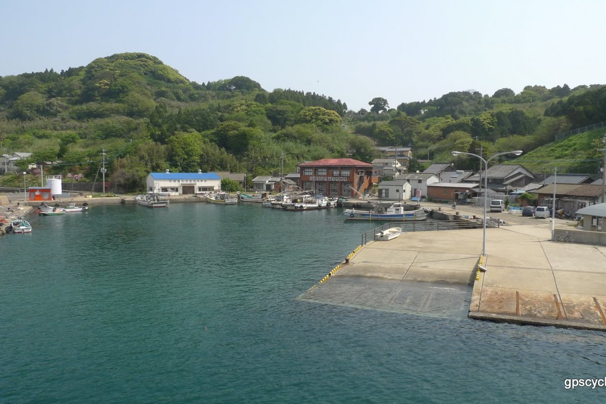 น้ำทะเลใสและโขดหินริมชายหาดบนเกาะโทบิชิมะ เมืองซากาตะ จังหวัดยามากาตะ