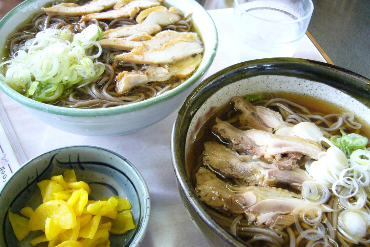 โซบะเนื้อไก่เย็นในน้ำซุปหวานเค็ม โรยต้นหอมและเนื้อไก่ ที่เมืองคาโฮคุ จังหวัดยามากาตะ