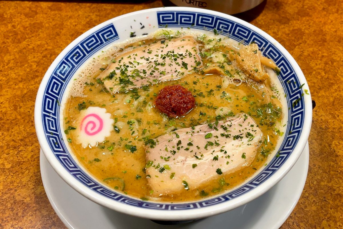 ราเมนมิโสะรสเผ็ดในชามของร้านริวชังไฮ ย่านอากายุ เมืองนันโย