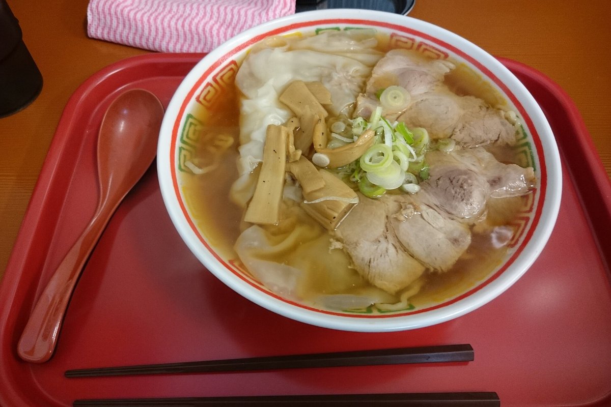 ราเมนโชยุซุปใสในชามที่ร้านราเมนเมืองซากาตะ จังหวัดยามากาตะ