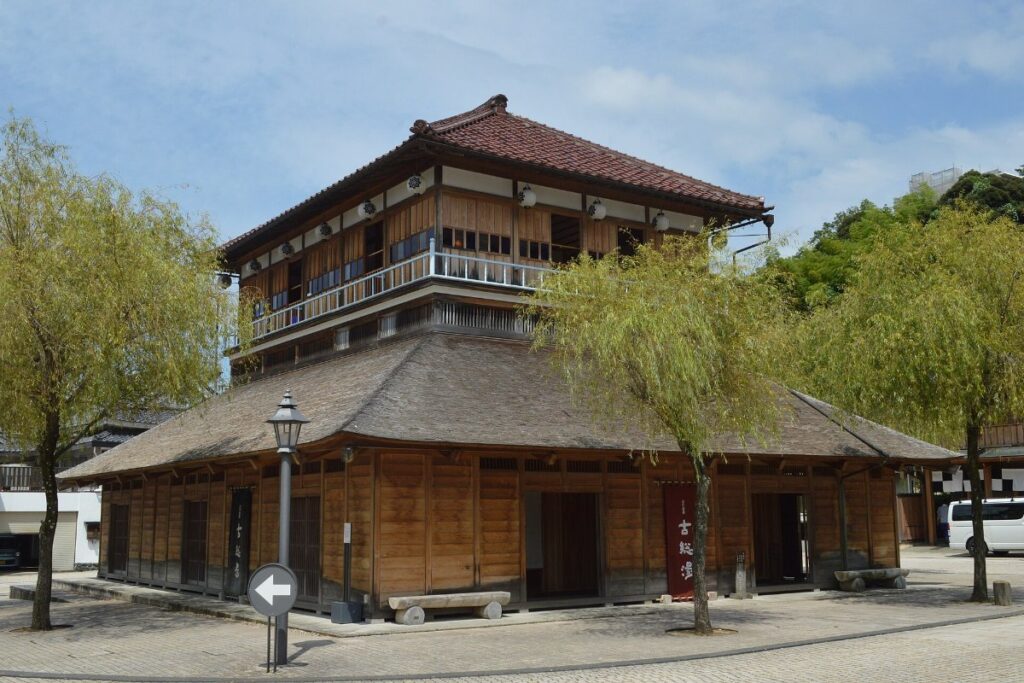 โรงอาบน้ำโคโซยุสไตล์สมัยเมจิกลางเมืองยามาชิโระออนเซ็น