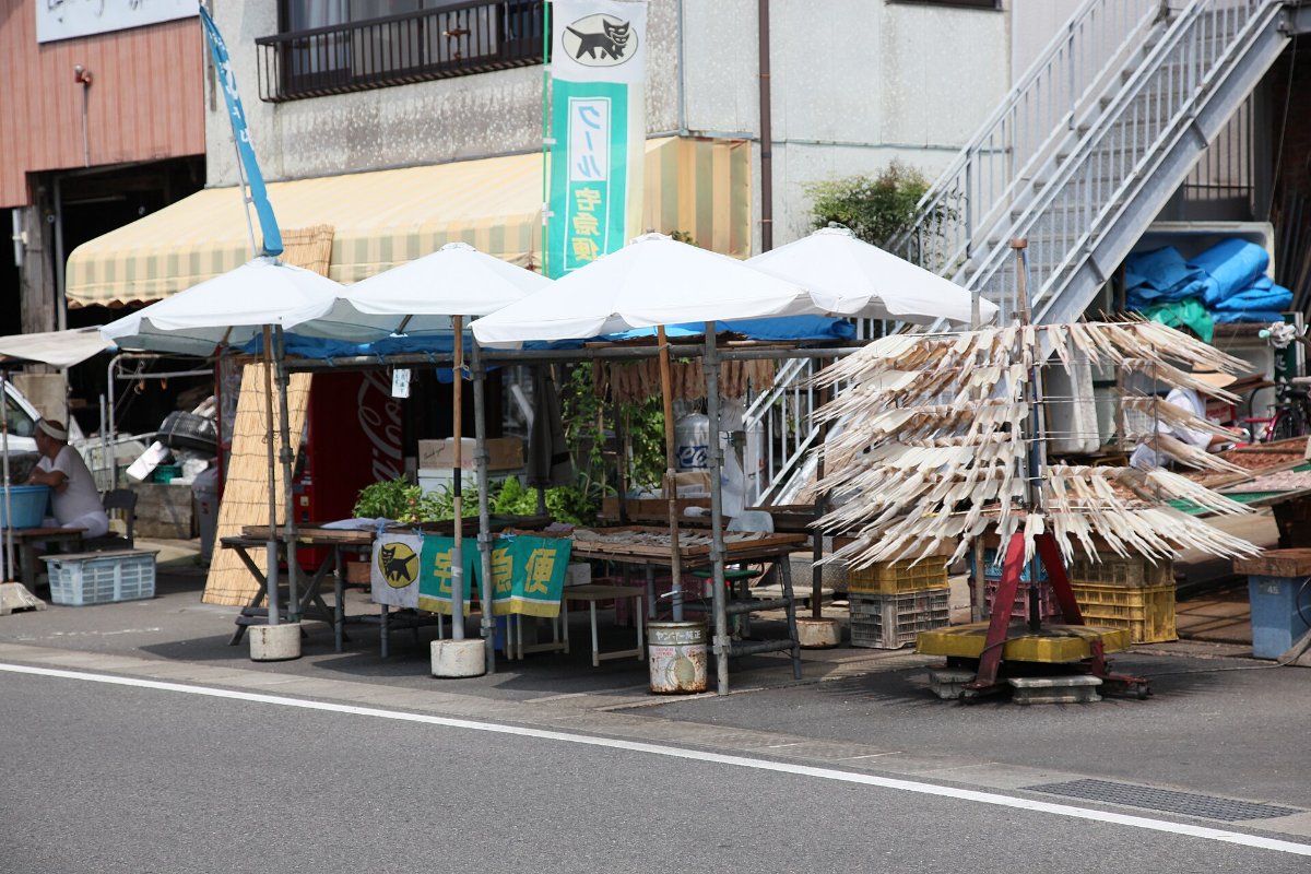 แผงร้านในตลาดเช้าโยบุโกะ