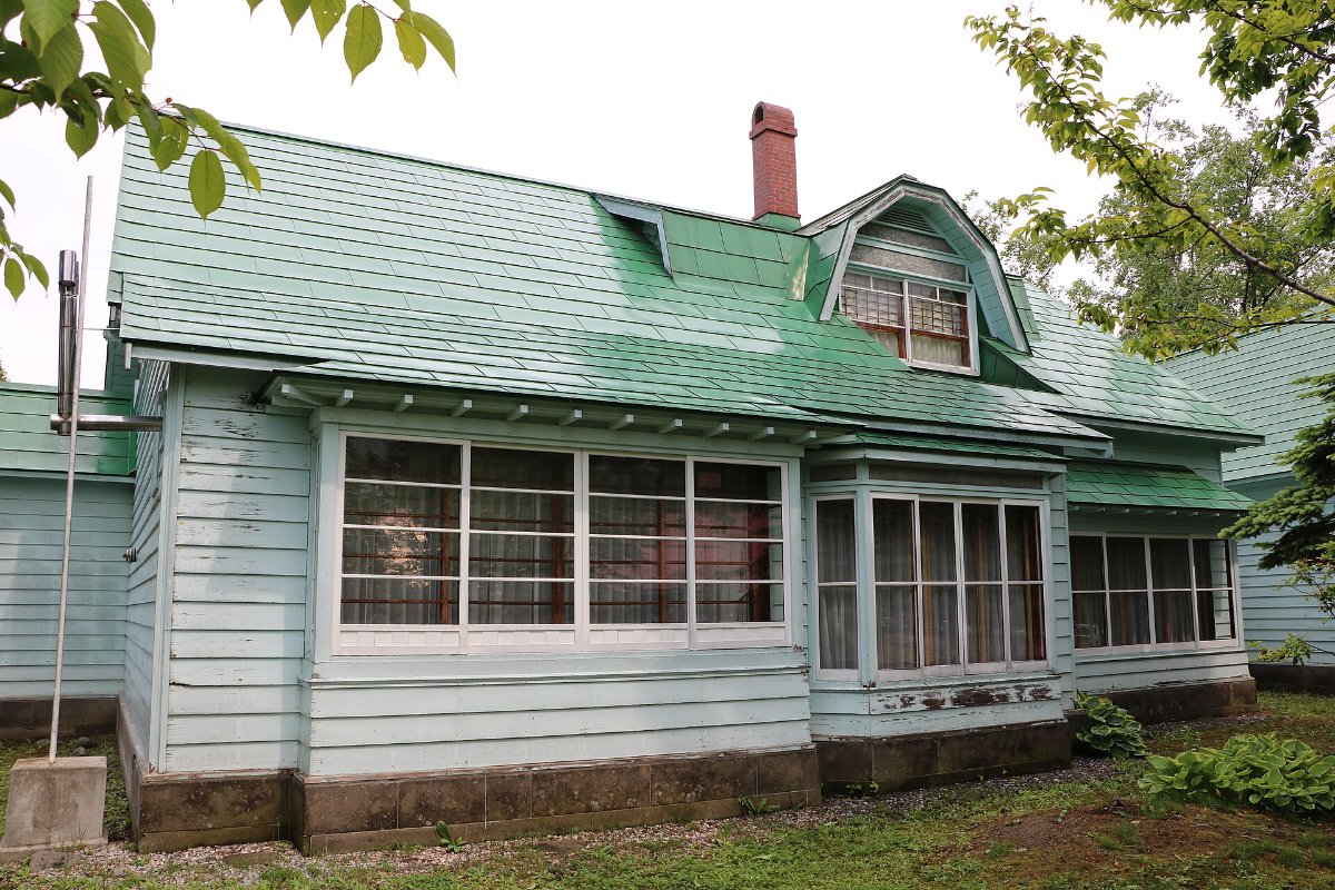 บ้านสไตล์ตะวันตกหลังคาเขียวในโรงกลั่นนิกกะ โยอิจิ