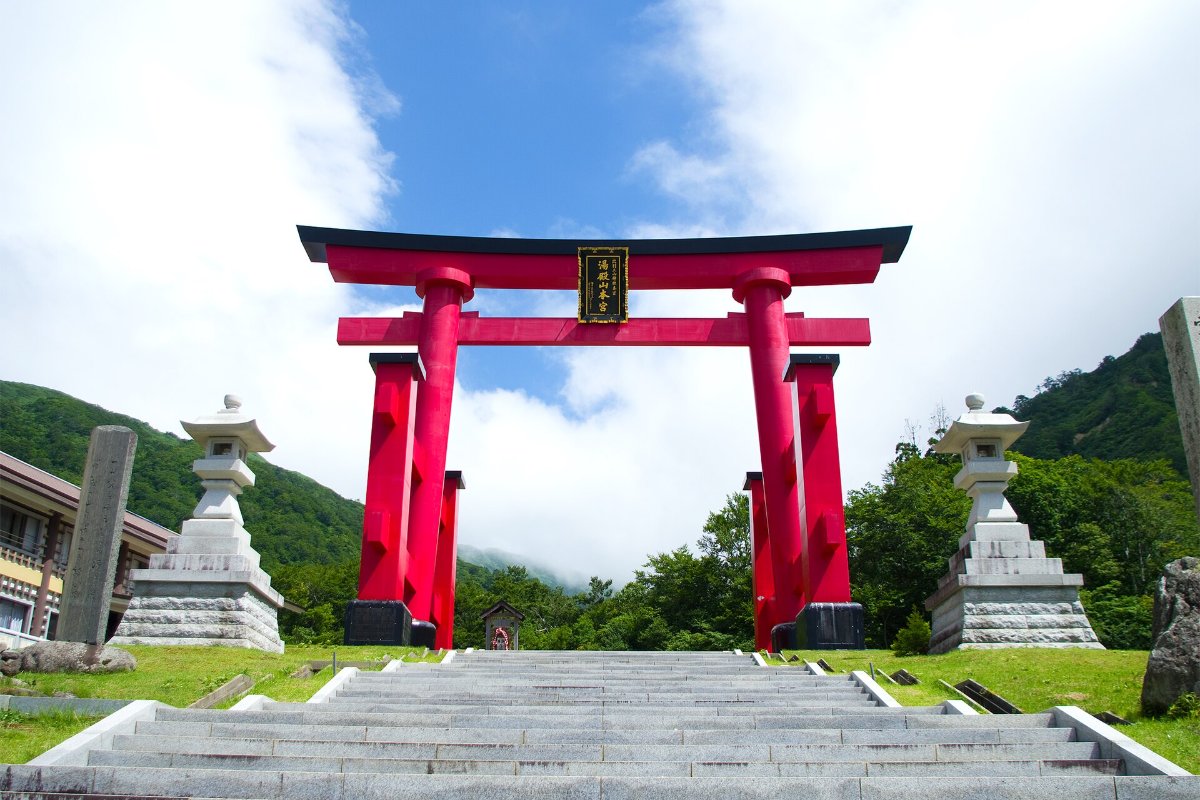 โทริอิสีแดงและโคมหินที่ลานรถรับส่งยุโดโนะซัง