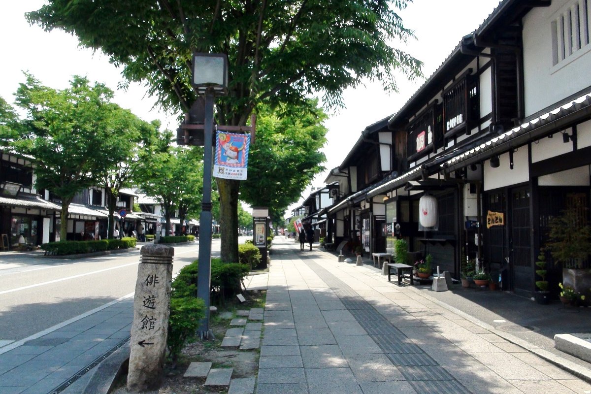 ถนนยุเมะเคียวบาชิแคสเซิลโร้ดกับบ้านกำแพงขาวหลังคากระเบื้องดำ