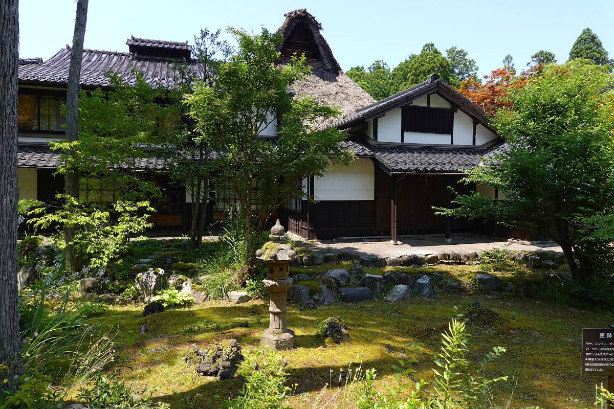 บ้านเก่าหลังใหญ่ท่ามกลางสวนในยุโนะคุนิโนะโมริ