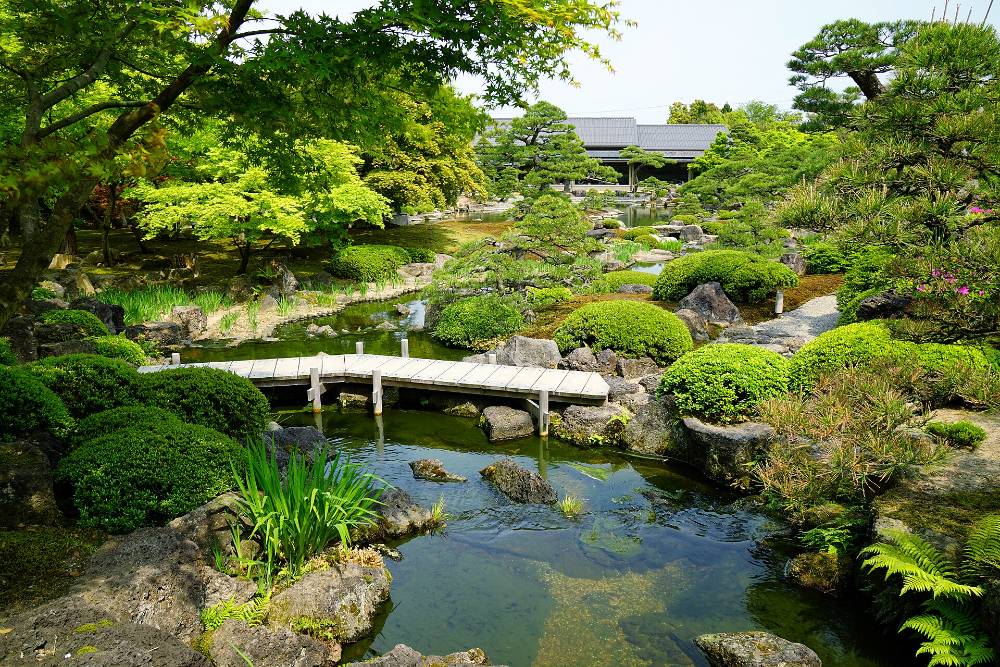 สวนญี่ปุ่นยูชิเอ็นยามค่ำเปิดไฟประดับ สระน้ำและทางเดินสะท้อนแสงหลากสี