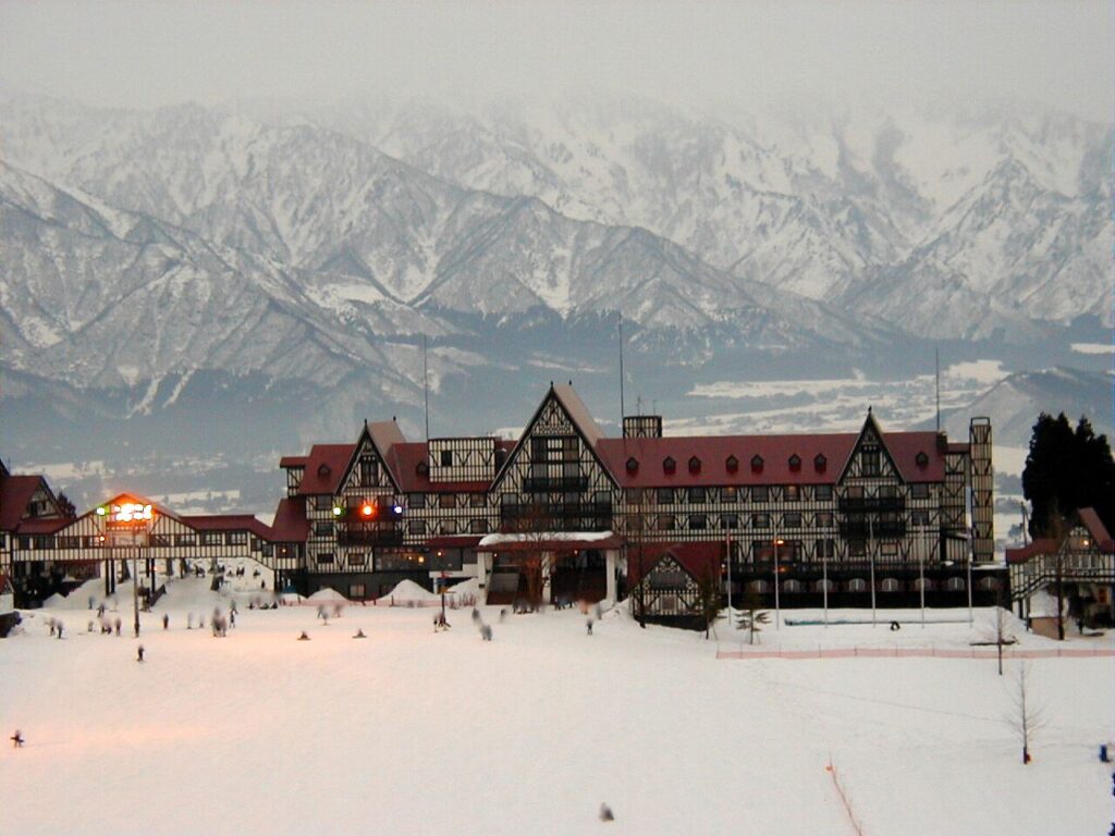 ลานหิมะหน้าโรงแรมที่ Joetsu Kokusai Ski Resort และแนวภูเขา