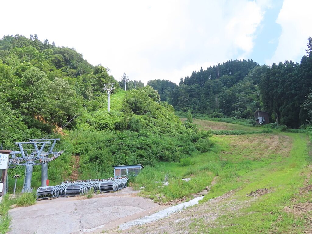 ลิฟต์และทางลาดของ Shiramine Alpine นอกฤดูหนาว กรกฎาคม 2023